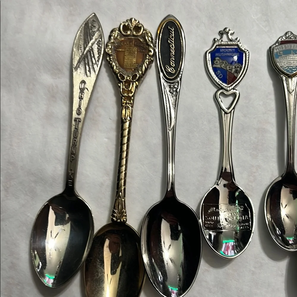 Vintage Collectible Souvenir Spoons Set - Picture 2 of 4